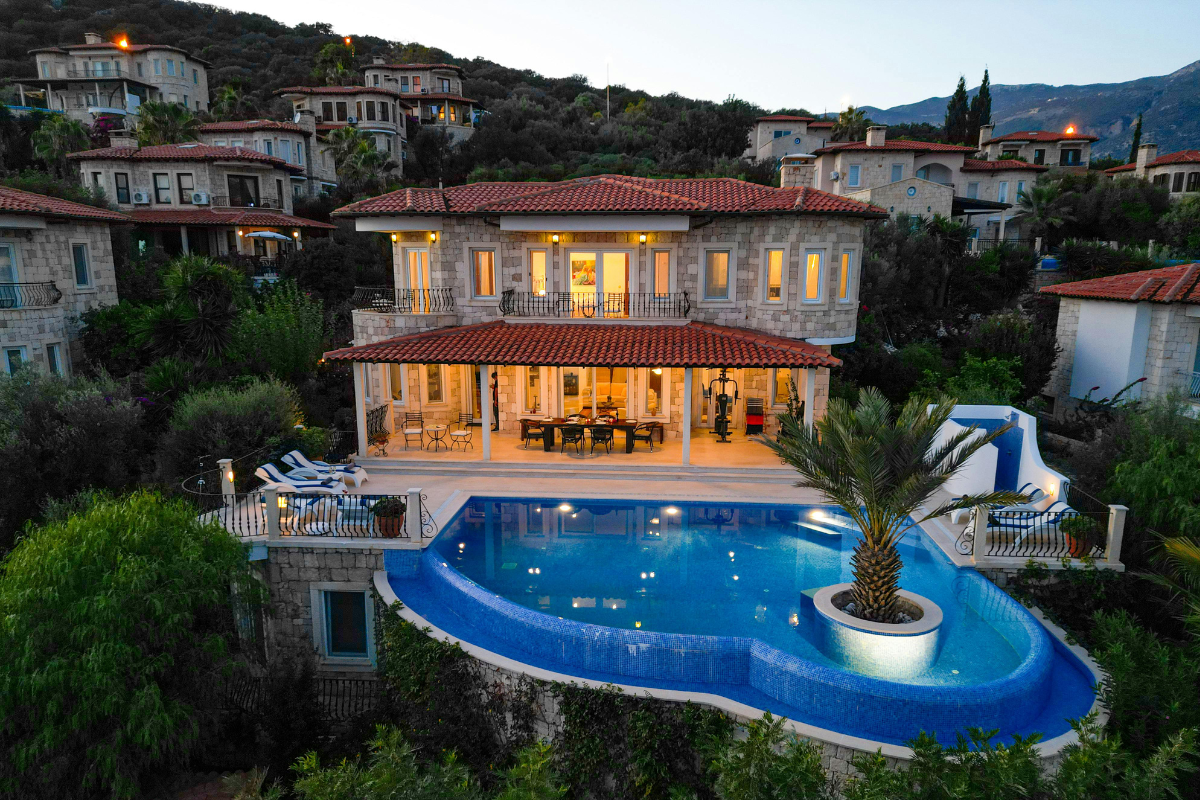 Hillside backyard pool served by pool service in Fallbrook, CA